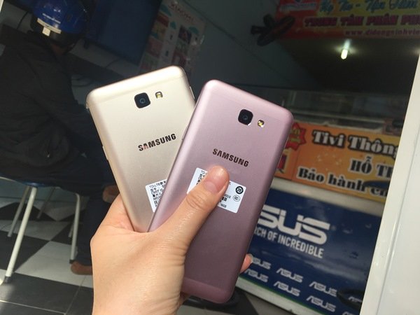 Mặt lưng của Samsung Galaxy J5 Prime được thiết kế dạng 3 mảng tách biệt. Trong đó, chúng ta có camera 13MP khẩu độ f/1.9 với đèn flash LED và logo truyền thống của Samsung được đặt ở giữa.